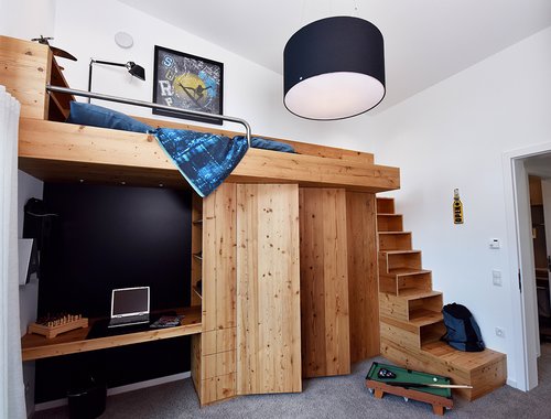 Einbauschrank mit Treppe und Hochbett