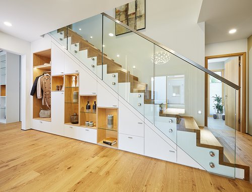 Holztreppe mit Glasgeländer und Unterbauschrank
